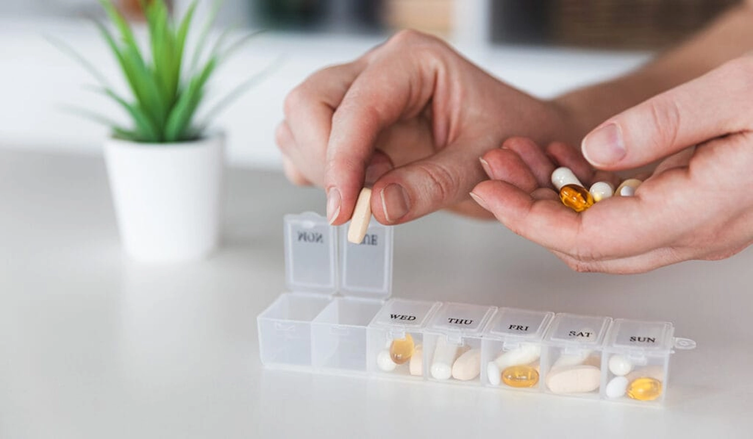 Die Schmeterlingspflege - Ambulanter Pflegedienst - Tabletten in der wöchentlichen Aufbewahrungsbox