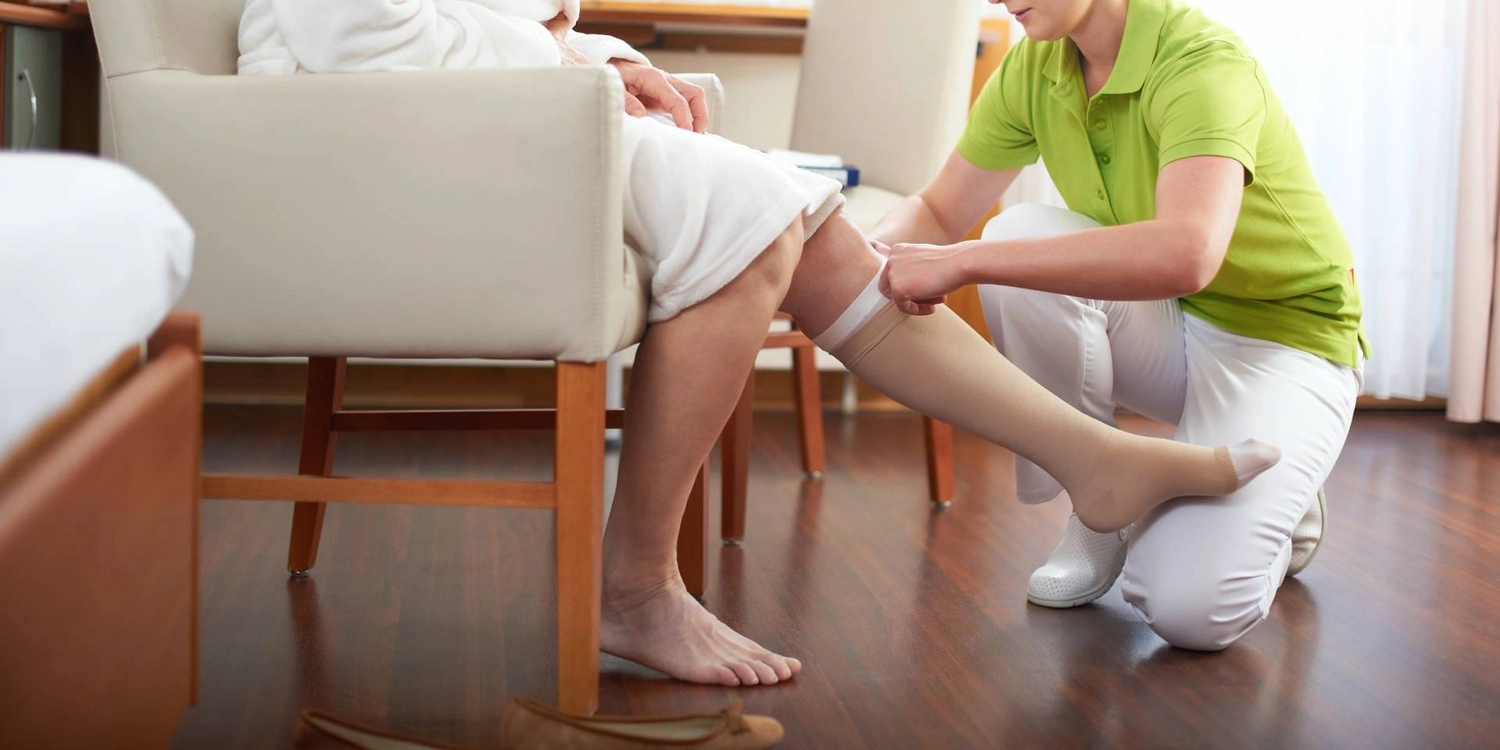 Die Schmeterlingspflege - Ambulanter Pflegedienst - Anlegen von Kompressionskleidung an der Wade
