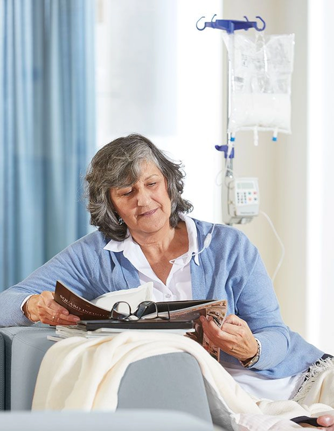 Die Schmeterlingspflege - Ambulanter Pflegedienst - Alte Dame liest Zeitschrift