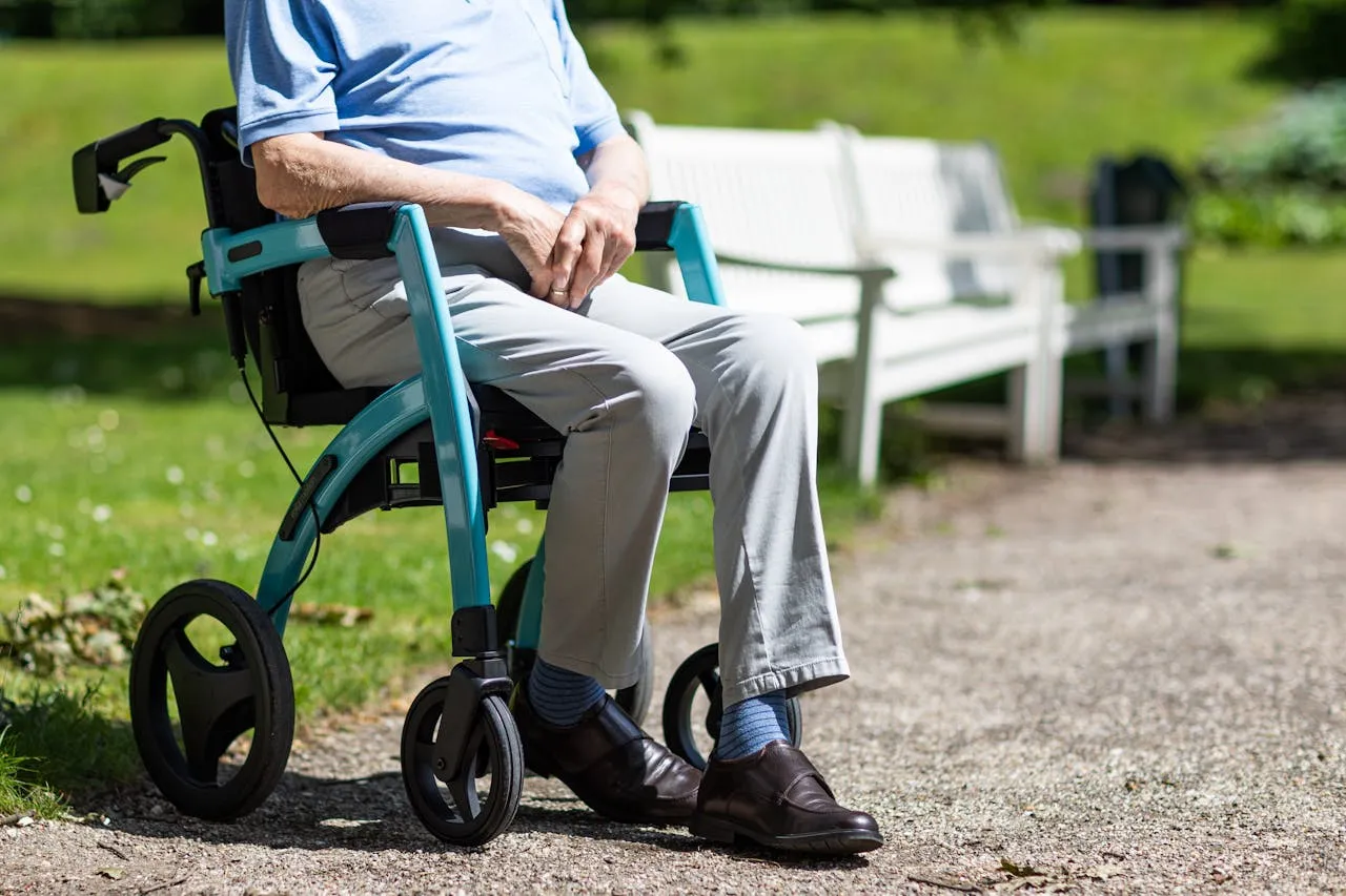 Die Schmeterlingspflege - Ambulanter Pflegedienst - Älterer Mann sitzt