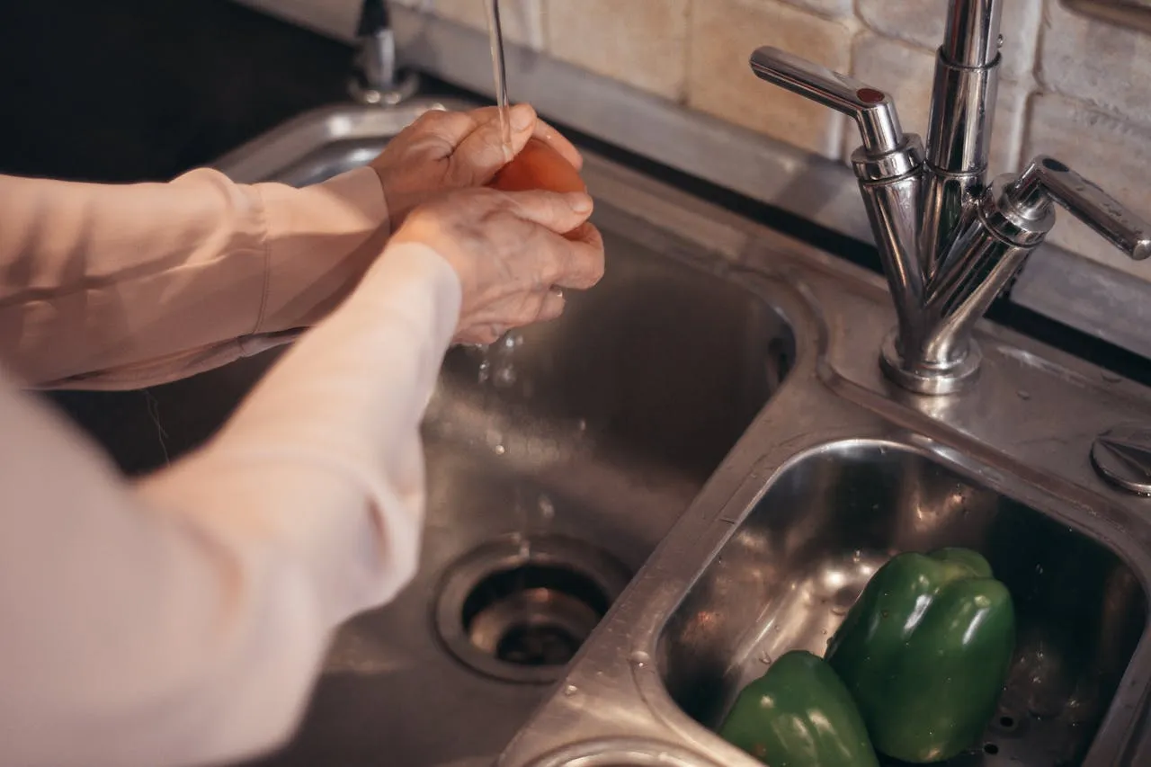 Die Schmeterlingspflege - Ambulanter Pflegedienst - Obst im Waschbecken waschen